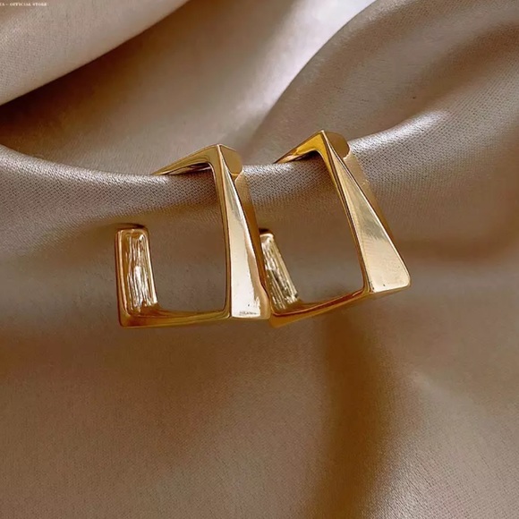 Modern gold tone square earrings - Picture 2 of 6